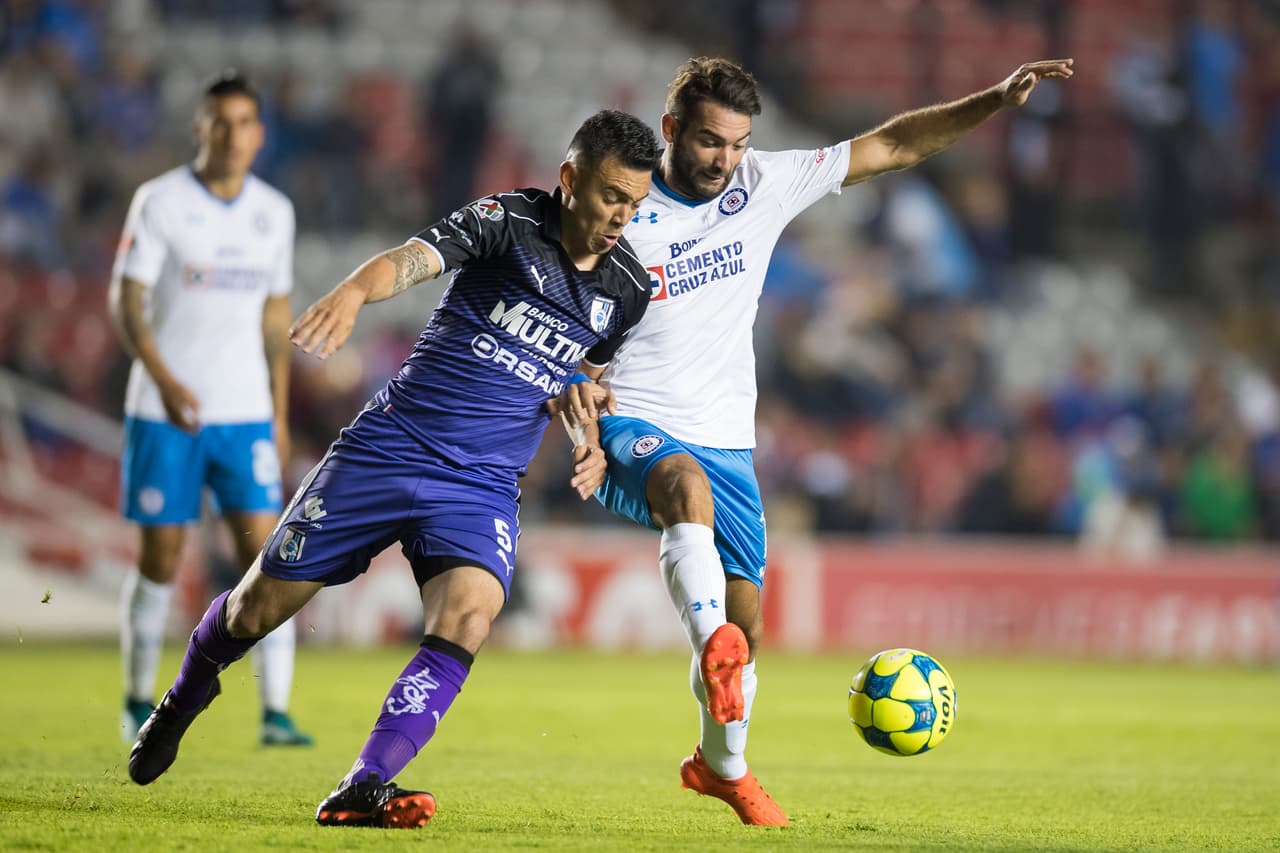 Nery Domínguez llegó a Querétaro desde Rosario Central hace un semestre y en Gallos ni siquiera juega en su posición. Vucetich lo colocó de lateral ante Puebla y al medio tiempo fue sustituido. ¿Para qué importar futbolistas del exterior si estos no van a marcar diferencia?