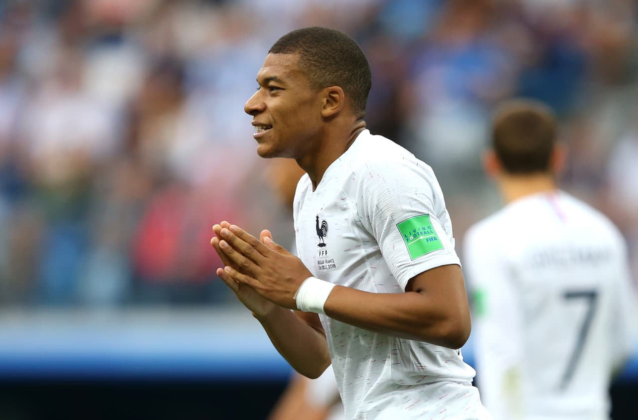 La pelota le llegó a Kylian, solo en el área, pero cabeceó muy mal. Saltó antes y su remate salió por encima.