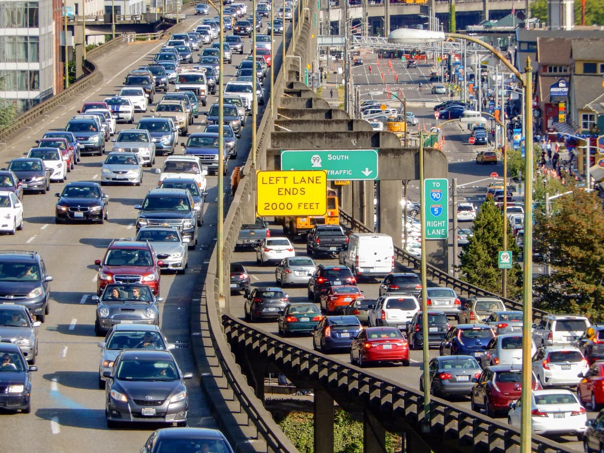 <h3 class="cms-H3-H3">12.- Seattle, Washington</h3>
<br>
<br>
<b>Costo promedio anual: </b>$1,001
<br>
<b>Tiempo promedio de traslado al trabajo: </b>31 minutos
<br>
<b>Horas perdidas en el tráfico al año:</b> 30
<br>
<br>El estudio no incluyó los costos de gasolina para todos los viajes, solo los viajes diarios al trabajo.