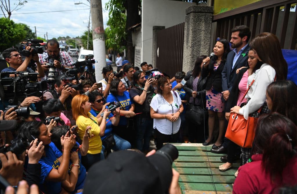 En efecto, en el caso de Hernández no hubo delito, sino una emergencia obstétrica. En la imagen, las afueras de la corte en San Salvador el lunes por la tarde.