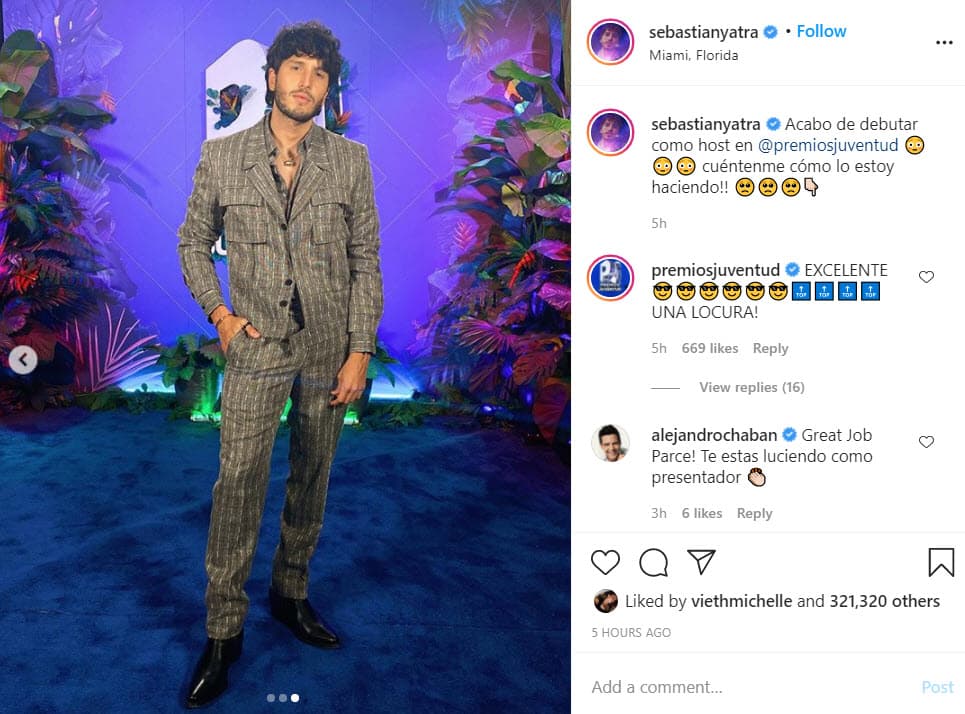 "Acabo de debutar como 'host' en @premiosjuventud 😳😳😳 ¡cuéntenme cómo lo estoy haciendo!", preguntó a sus seguidores de Instagram.