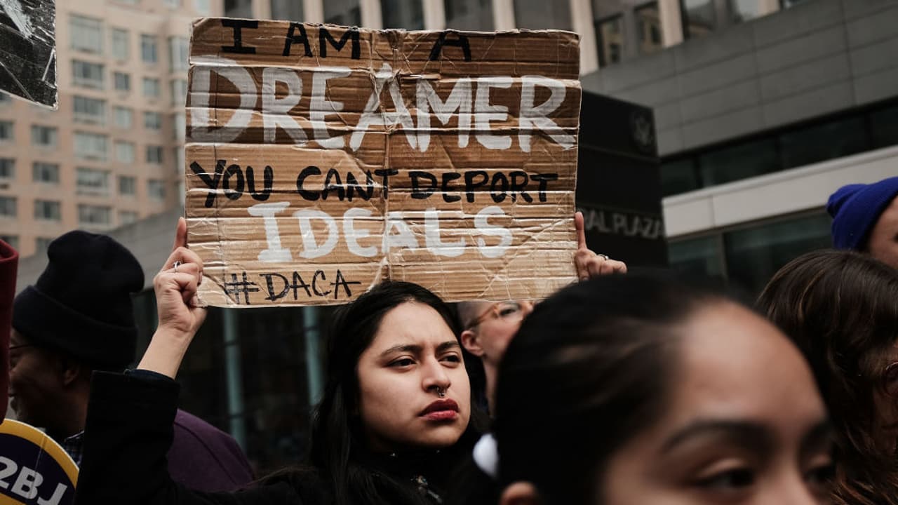 Funcionarios electos en Chicago piden al gobierno de Biden acciones concretas para proteger a beneficiarios de DACA