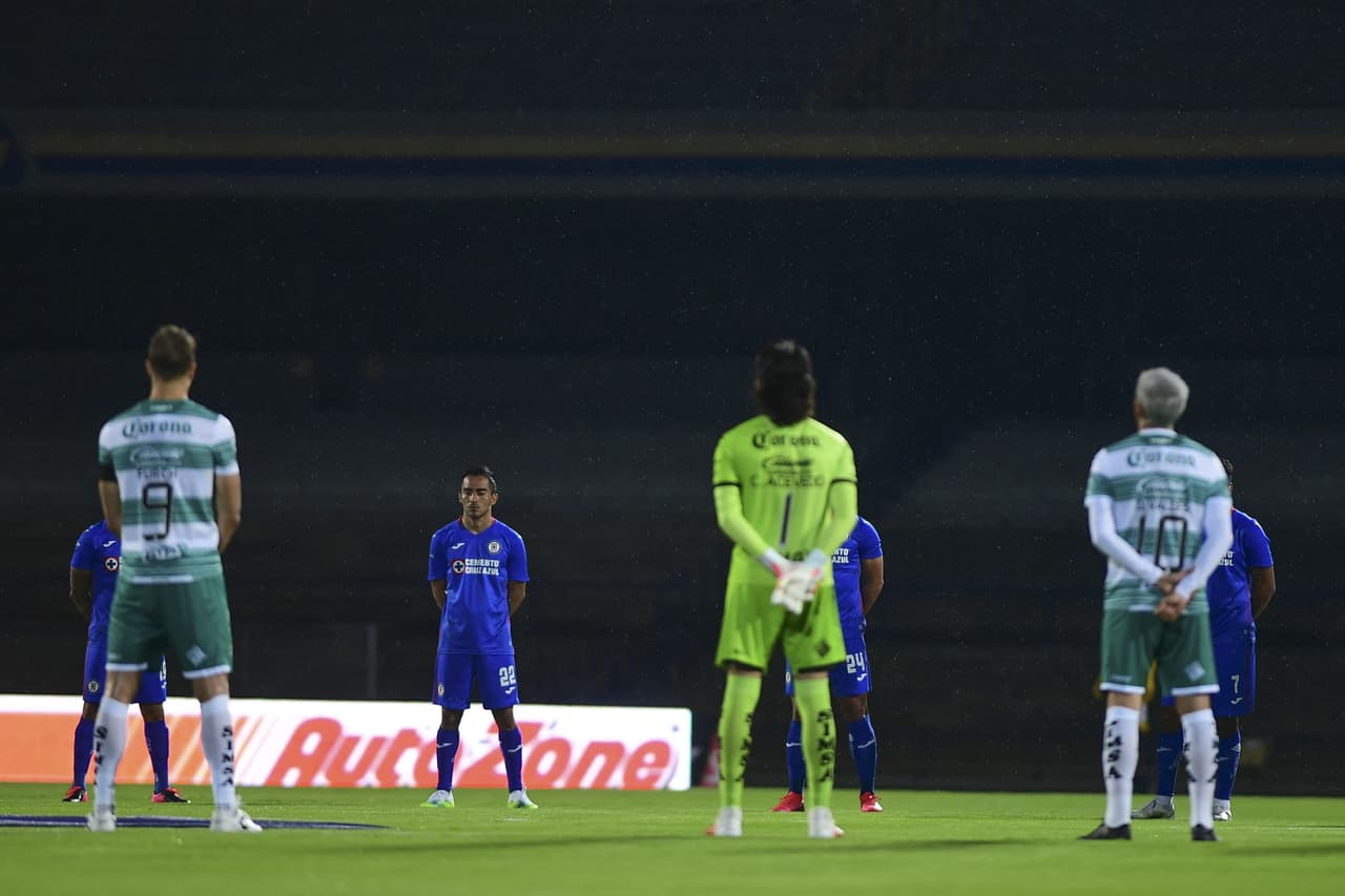 Tomaron un minuto de silencio por las víctimas de la pandemia.