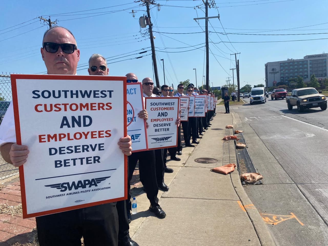 "Los pasajeros y empleados de Southwest merecen lo mejor": son algunas de las pancartas que pilotos portan en su protesta afuera del aeropuerto Love Field de Dallas.