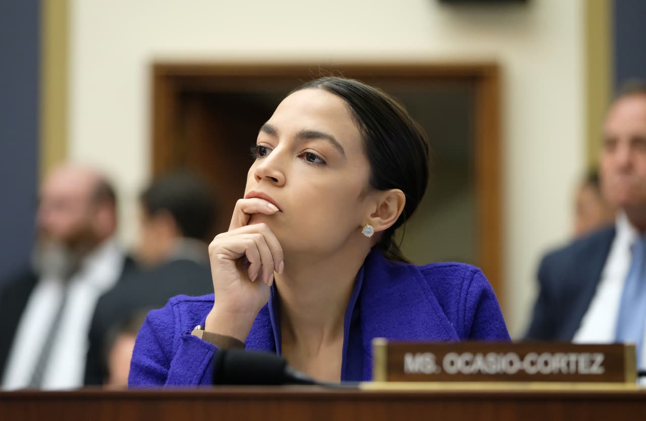 Alexandria Ocasio Cortez hace como muchos millennials y deja Facebook, aunque es la red con la que empezó su carrera