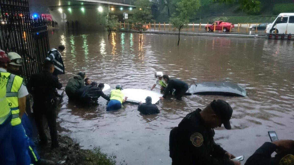 Las autoridades de protección civil, policía y bomberos recibieron al menos una veintena de reportes de inundaciones y de encharcamiento.