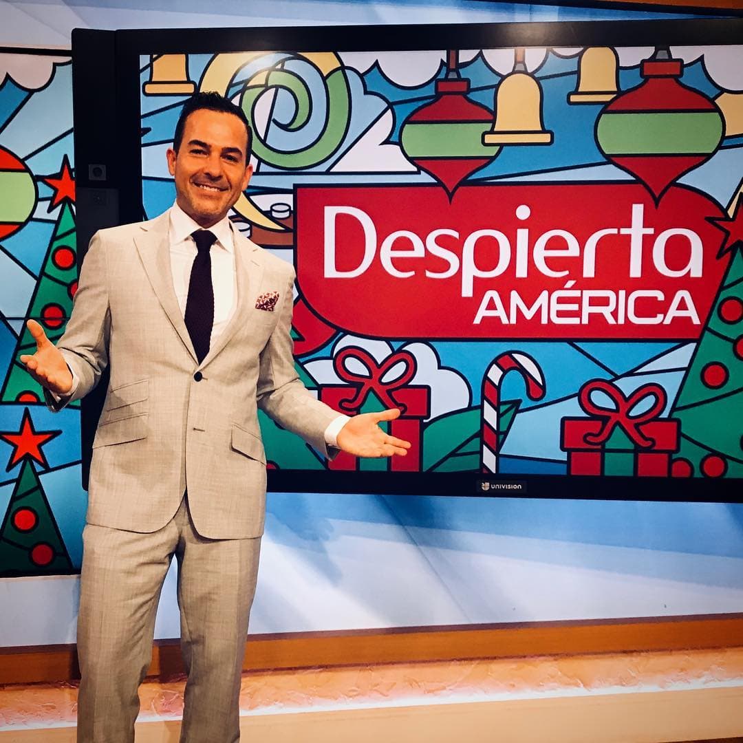 En marzo del 2018, Carlos Calderón se unió oficialmente al elenco del show, desde su llegada las bromas y chistes no han tenido descanso.