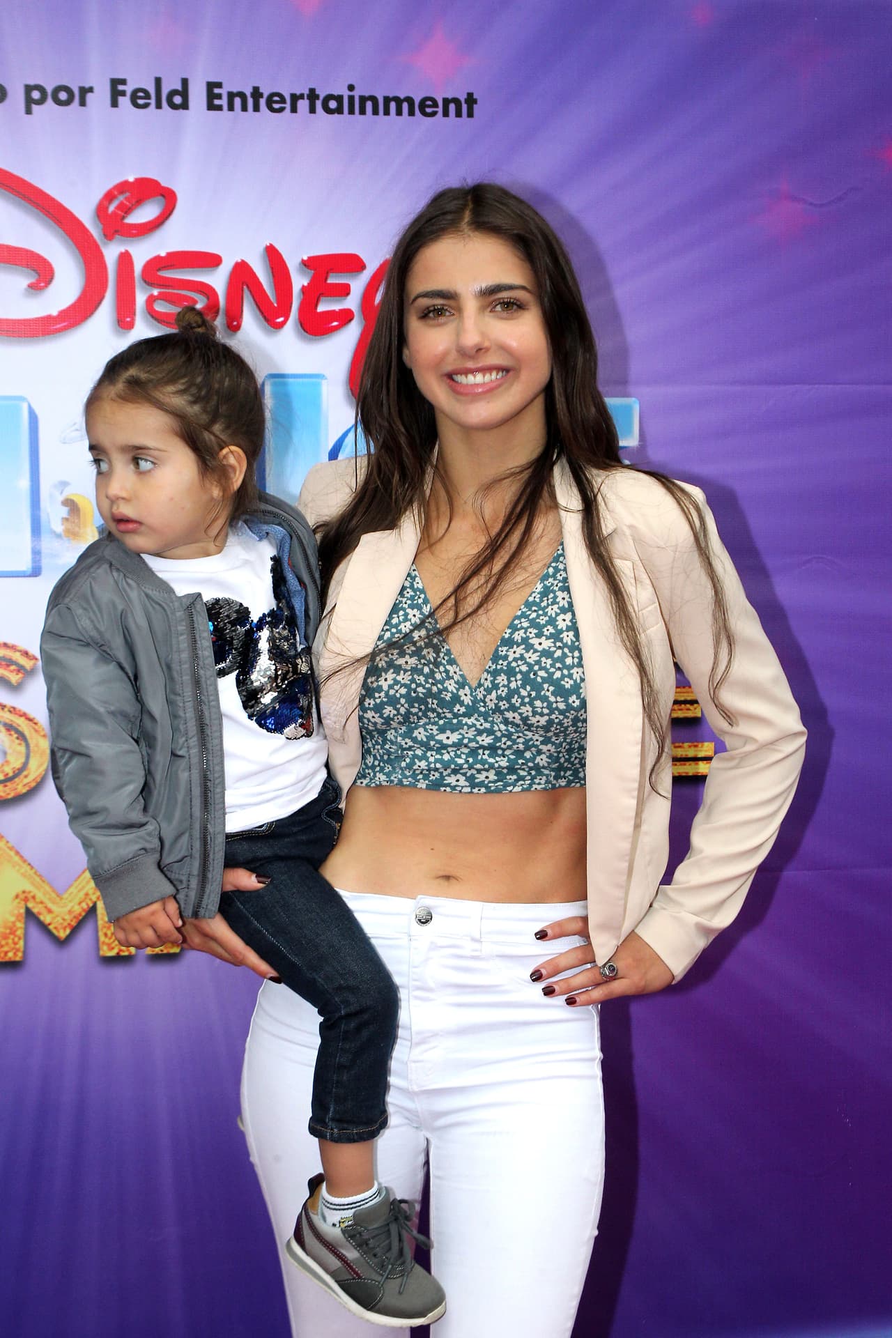 "Ha generado mucha polémica en redes su pelo largo porque las personas es: 'pelo largo, niñas', pero a mi me encanta porque aparte es como su papá, su papá también tiene el pelo largo", explicó Renaud en defensa de su único hijo.