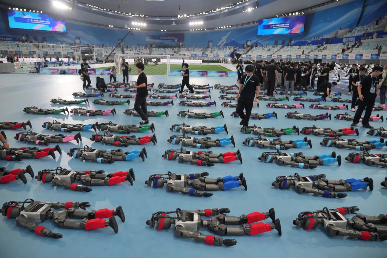 Los robots se preparan para la ceremonia de inauguración de los Juegos Mundiales de Robots Humanoides en Pekín, el sábado 22 de agosto de 2026.