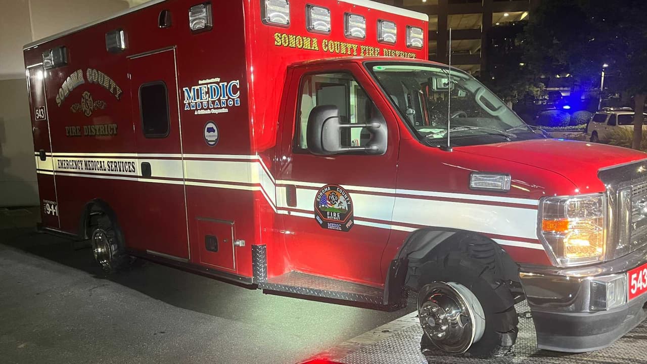 Roba ambulancia y huye con paramédico a bordo: policía le poncha las llantas para detenerlo