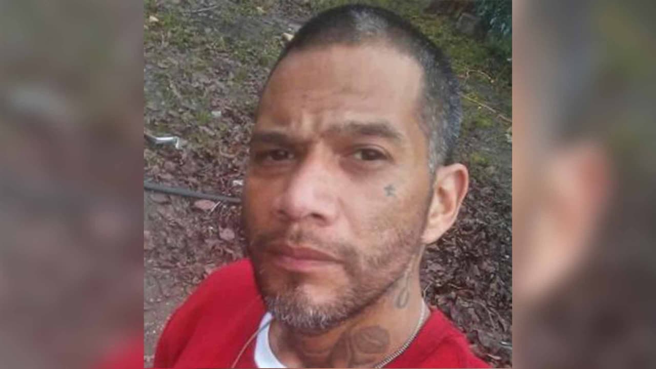 Emmanuel Ramos Perez, 39 años, fue visto por última vez el 13 de abril de 2021 en Houston. Tiene una gran estrella con los números 713 tatuados en la parte posterior de su cabeza y otro cerca de su ojo.