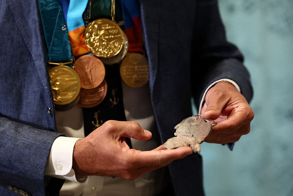 De las 10 medallas olímpicas que conquistó en su carrera, Hall Jr. solo recuperó partes fusionadas de ellas en las ruinas de la que fue su casa y en la que ofrecía clases de natación.