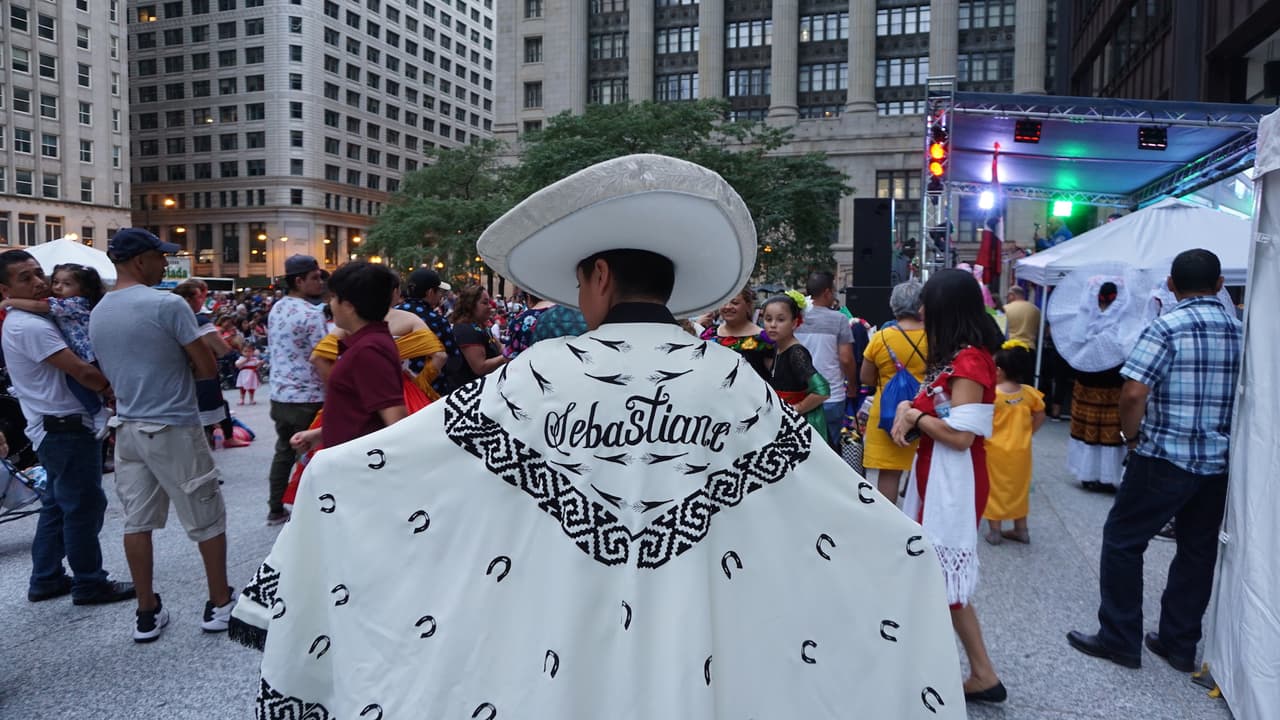 "Sebastián", es el nombre que puede leerse en esta impresionante capa de este joven cantante.