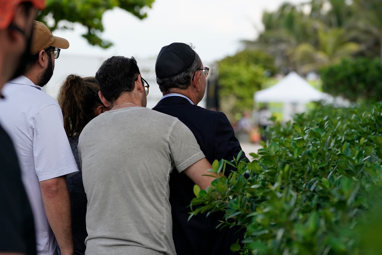 Una familia judía frente al edificio colapsado en las playas de Miami.
