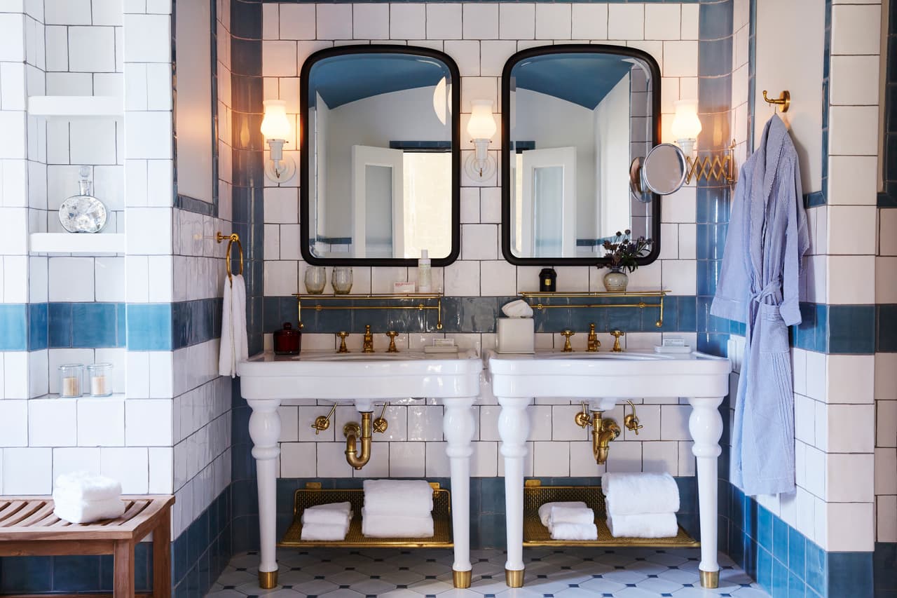 El hotel lleva el nombre en honor a Emma Koehler, una figura destacada en la historia de Pearl. Emma dirigió la cervecería después de que su esposo y el presidente de Pearl, Otto Koehler, murieran en 1914.