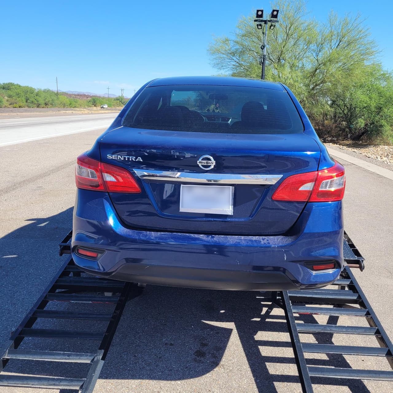 El vehículo un Nissan Sentra azul fue decomisado. El conductor, un ciudadano estadounidense y el pasajero, un ciudadano mexicano fueron arrestados y enfrentan cargos criminales.