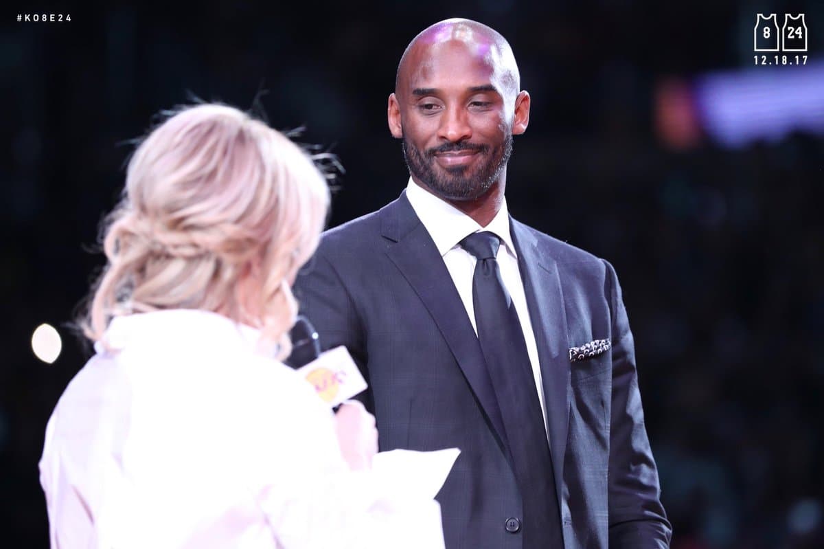 Kobe Bryant inmortalizado en el Staples Center con sus números 8 y 24