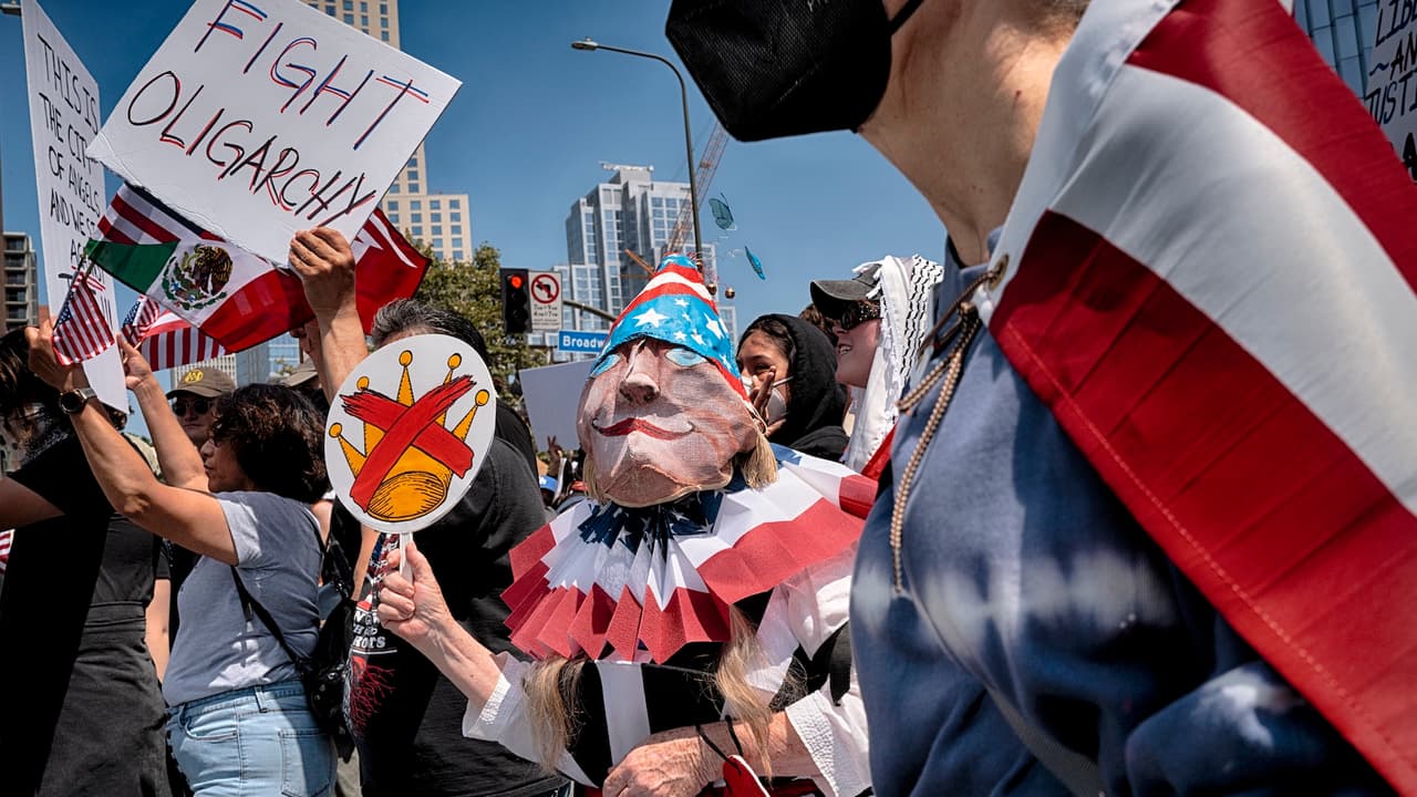 La jornada de protestas es en rechazo el desfile militar en Washington y las políticas de Trump. En Los Ángeles, tres concentraciones importantes se formaron en el centro de la cuidad. También hubo protestas en Long Beach, Santa Mónica y ciudades del condado de Orange.