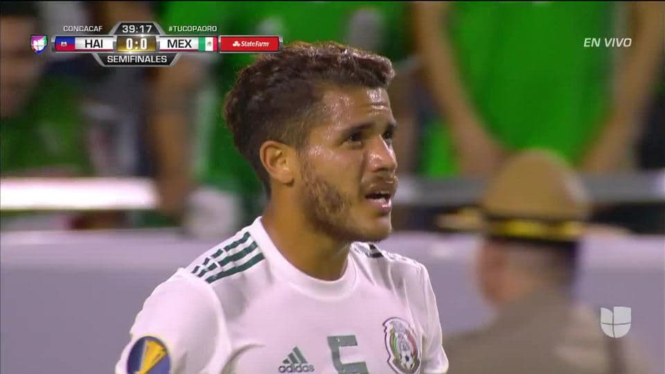 Tiro desviado de Jonathan dos Santos