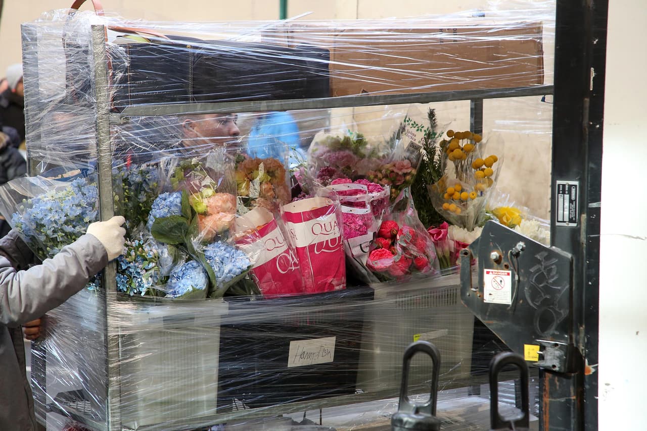 Las flores para el ‘baby shower’ llegaron desde temprano al hotel. Las especulaciones sobre que el bebé pudiera ser una niña aumentaron luego de que hubiera arreglos con detalles en rosa.
<br>