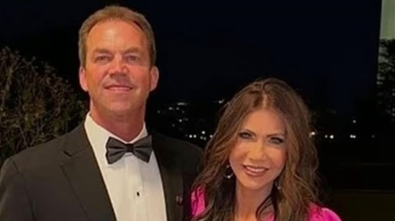 ¿Por qué Kristi Noem y su esposo son tendencia? Escándalo llega a la vida de la exsecretaria de DHS