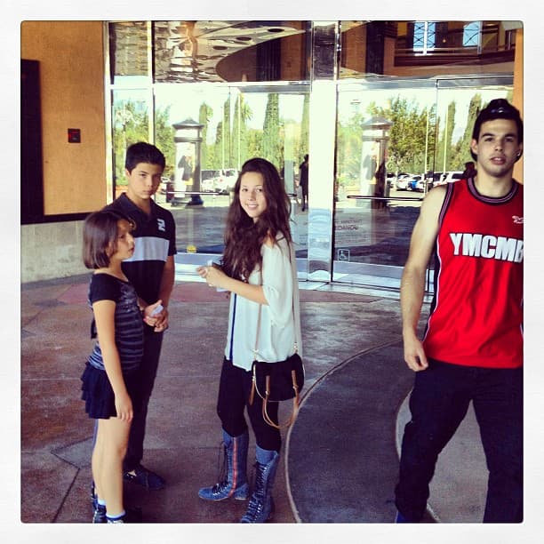 Pepe Aguilar es muy orgulloso de sus hijos y en ocasiones publica fotos con todos ellos, cuando tienen la oportunidad de compartir todos juntos.