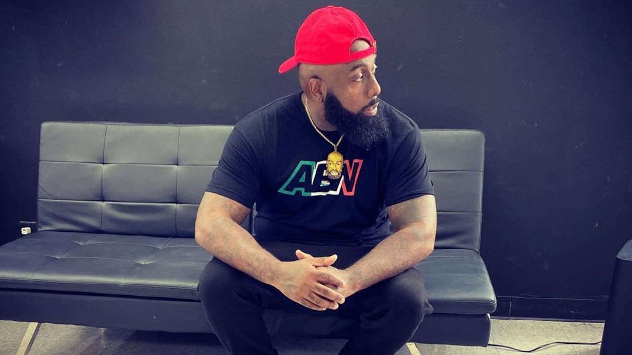 Las camisetas tienen el logotipo del artista, con los colores de la bandera mexicana.