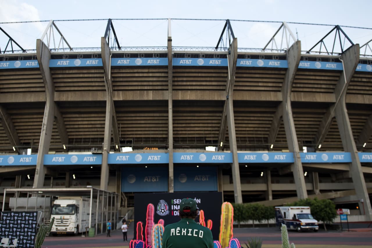 Miles de aficionados llegan puntuales a la cita en el Estadio Azteca para disfrutar el encuentro.