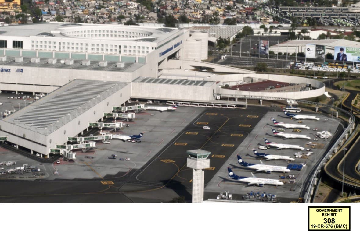 Foto aérea del aeropuerto de la Ciudad de México mostrada al jurado como evidencia en el juicio contra Genaro García Luna.