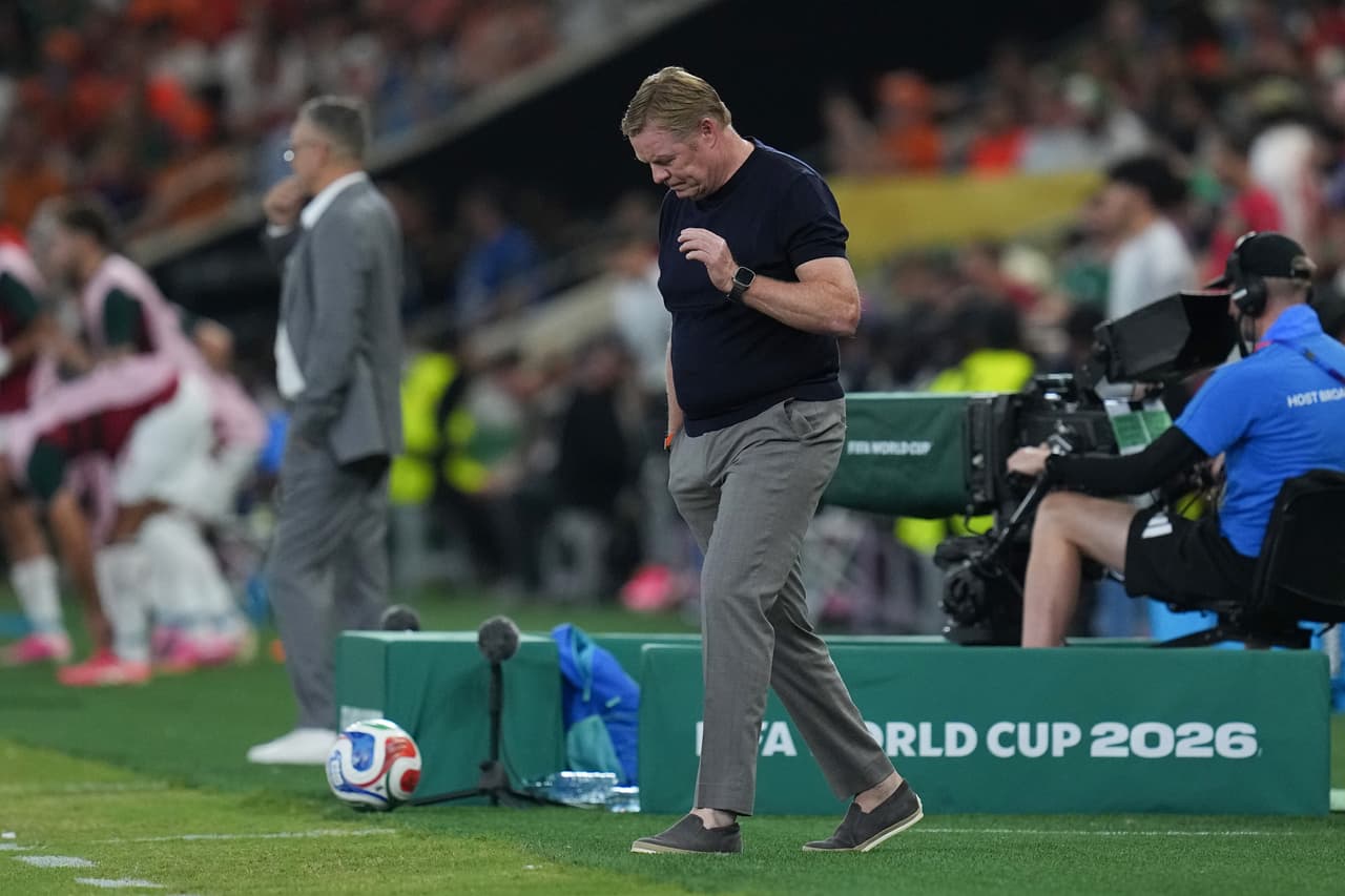 El seleccionador de los Países Bajos, Ronald Koeman, reacciona durante el partido de dieciseisavos de final de la Copa del Mundo de fútbol entre los Países Bajos y Marruecos en Guadalupe, cerca de Monterrey, México, el lunes 29 de junio de 2026.