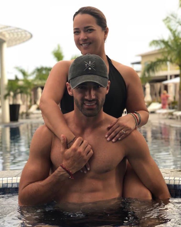 Sin embargo, desde ese día algunos medios comenzaron a publicar versiones no confirmadas o con fuentes anónimas con las que se trataba de explicar lo sucedido entre la pareja, que 
<b><a href="https://www.univision.com/famosos/toni-costa-y-adamari-lopez-ya-tienen-fecha-para-su-boda-video" target="_blank">desde hace un par de años planeaba casarse. </a></b>
<br>