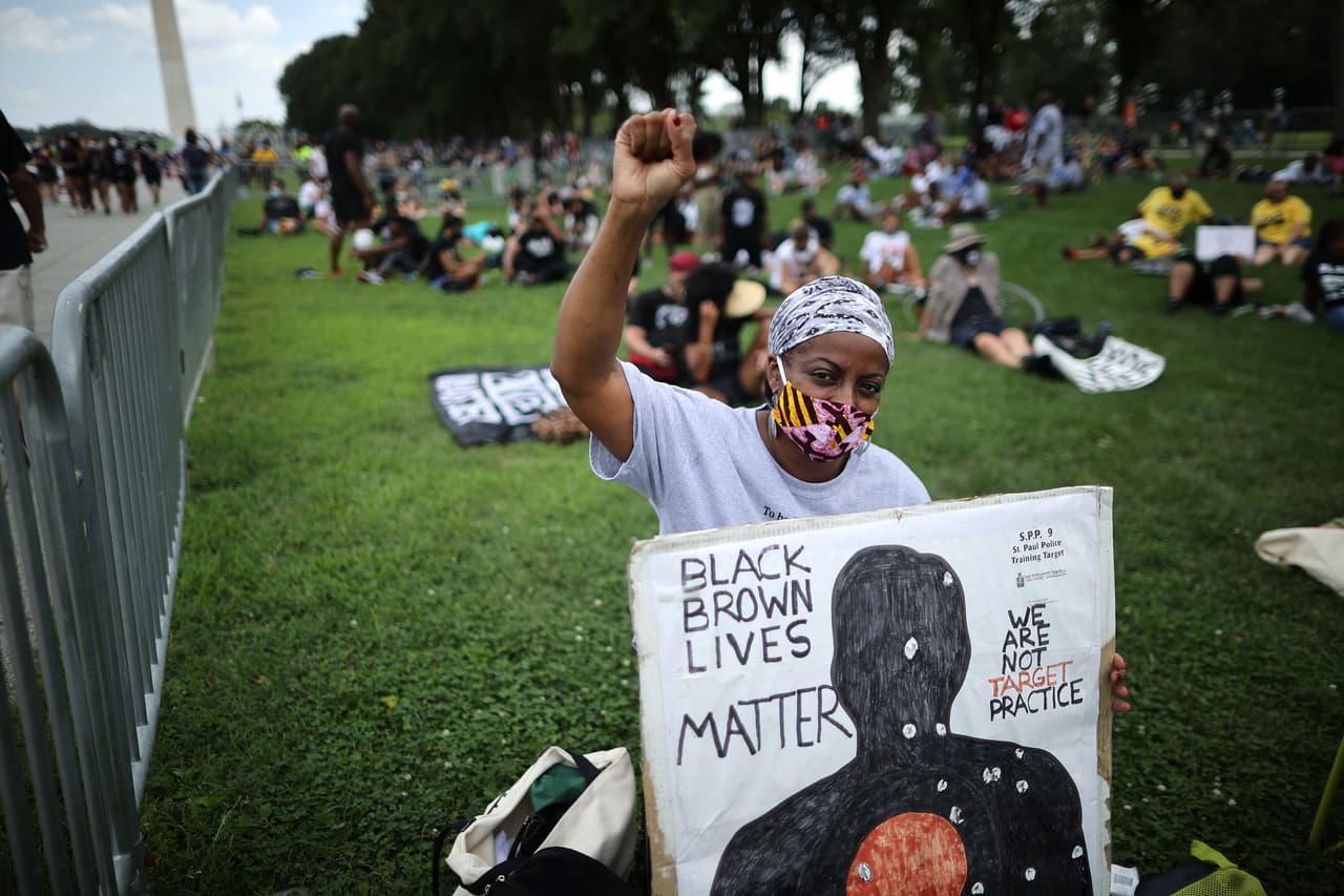 Sharpton dijo que los manifestantes también deberían exigir revitalizar la protección de los votantes en Estados Unidos, en la memoria de John Lewis, congresista recientemente fallecido.