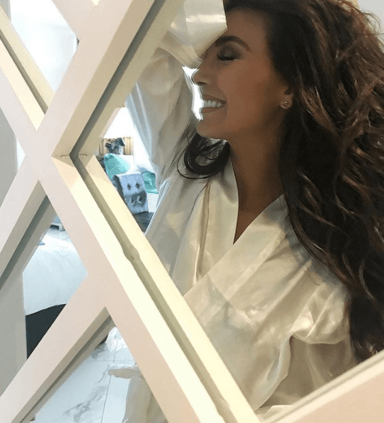 "Esta colección, definitivamente, es súper femenina, coqueta, atrevida. Es para las mujeres que son atrevidas, que quieren probar diferentes cosas", dijo Elizabeth en entrevista para Diario Las Américas.