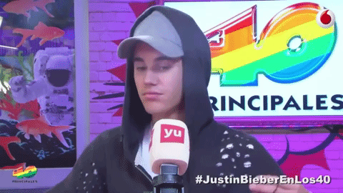 Otro de los eventos en los que el intérprete dejó plantados a sus fans fue durante la promoción de su disco "Purpose" en España, donde de la nada el cantante espetó un inanimado "brrr" cuando le hablaron de conocer a fans y Youtubers europeos presentes.