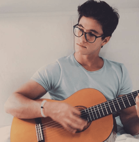 Además de la actuación, otra de sus pasiones es la música.