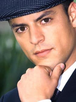 Por su parte, Miguel Ángel Biaggio, conocido también como Mike Biaggio, interpretó a Ángel San Román. 
<br>