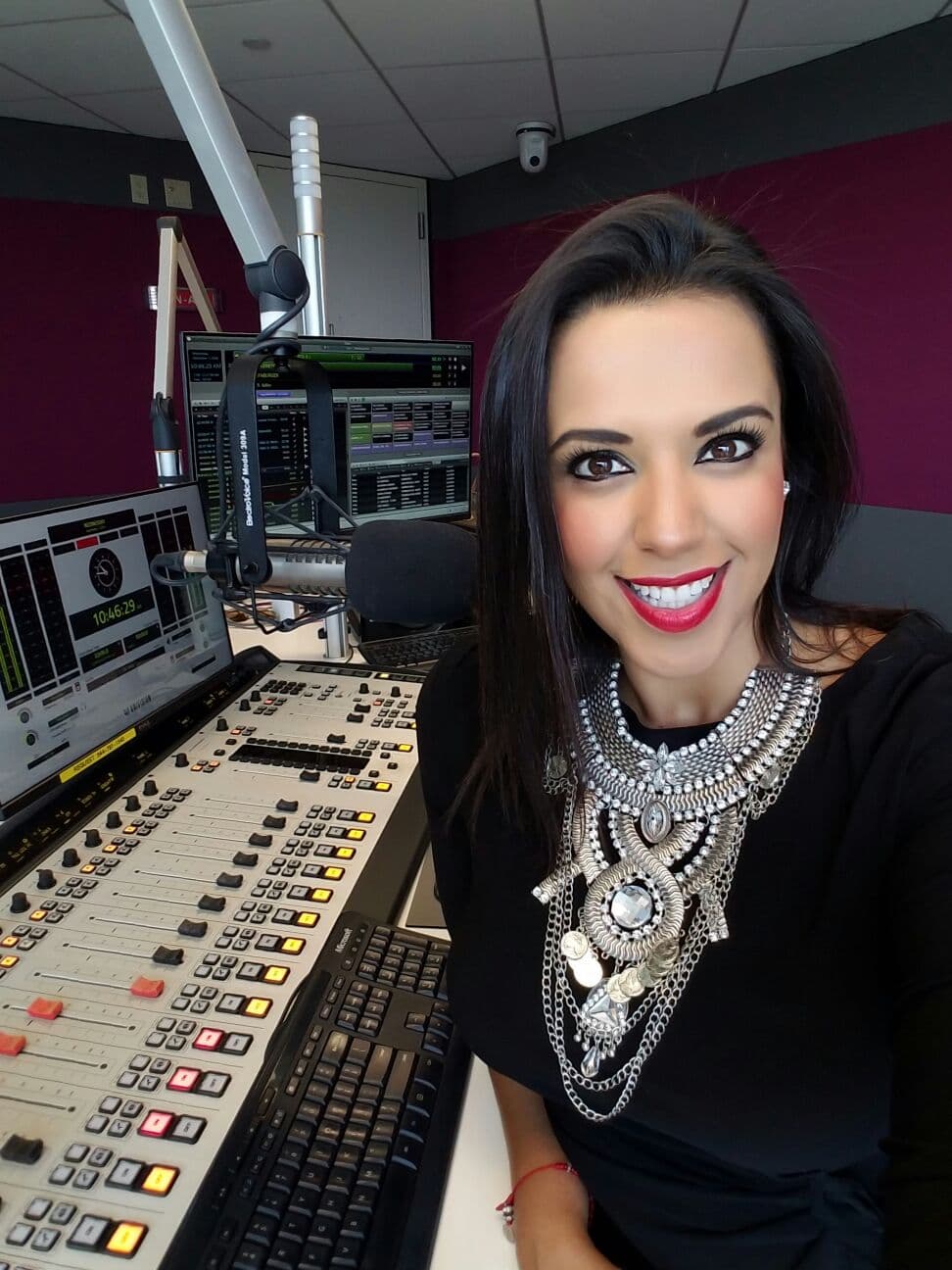 "Amo mi chamba" es el lema de la locutora que te acompaña y alegra cada mañana tras los micrófonos de la Qué Buena 94.1