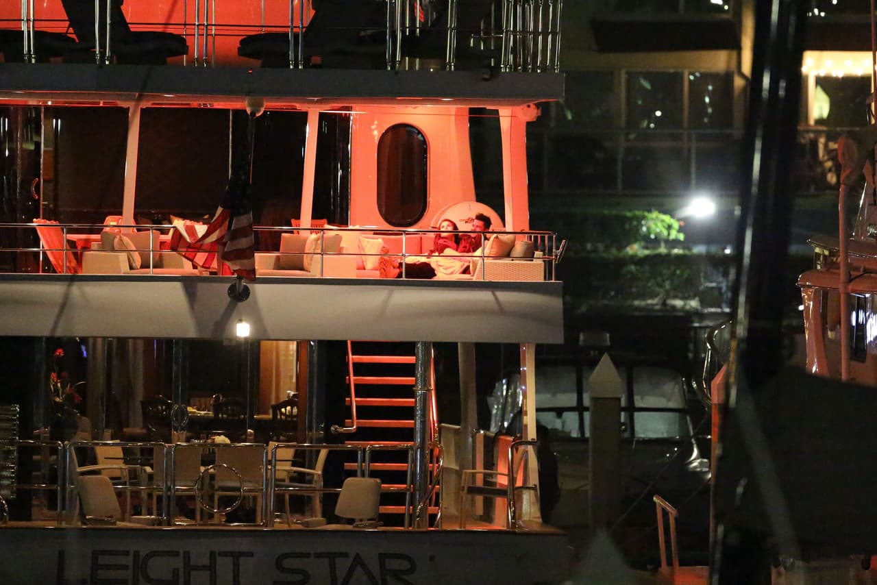 La nueva pareja fue captada por los paparazzi en Marina del Rey, California.