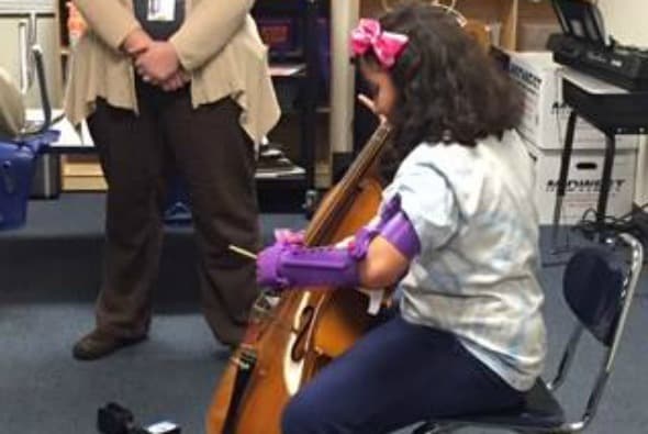 Al llegar el paquete con las más de 50 piezas, la maestra los ensambló uno por uno, y en 12 horas consiguió ensablar la prótesis que entregó a Tatiana y a su familia el pasado 22 de noviembre.