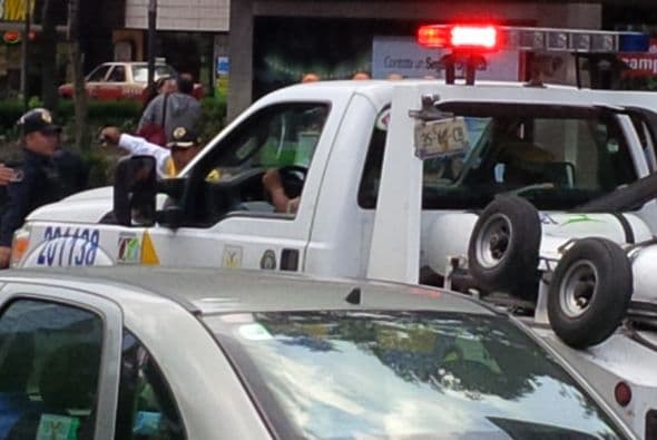 Sin embargo, tras la concentración, unos 200 decidieron llevar su protesta a la columna de la Victoria Alada, en el turístico Paseo de la Reforma.
