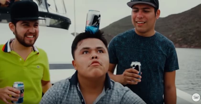 El grave error del regional mexicano: fomentar el alcoholismo de un menor de edad