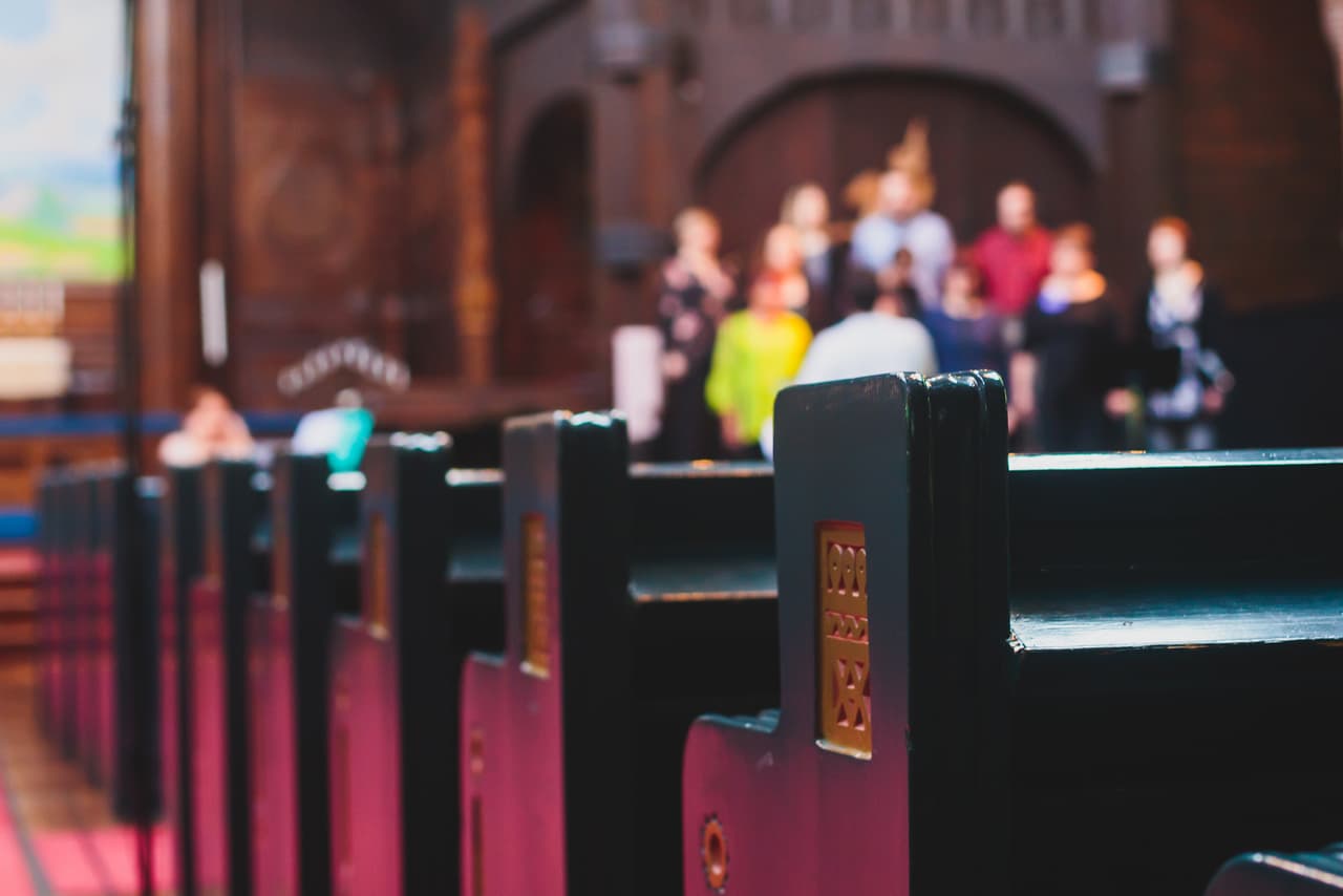 Mujer es expulsada de una iglesia pues creyeron que llevaba droga: en realidad era cilantro 