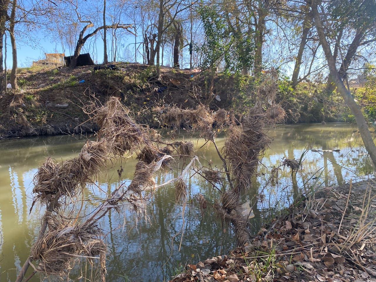 Los 12 
<a href="https://www.univision.com/local/san-antonio-kwex/buzos-del-fbi-llegan-a-san-antonio-para-apoyar-en-la-busqueda-de-lina-sardar-khil-video">buzos del FBI</a> concluyó la investigación sin hallazgos.