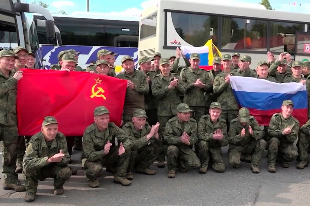 En esta fotografía, extraída de un vídeo publicado por el servicio de prensa del Ministerio de Defensa ruso, militares rusos aplauden mientras posan para una foto tras regresar del cautiverio tras un intercambio entre Rusia y Ucrania, en un lugar no revelado de Bielorrusia, el viernes 23 de mayo de 2025.