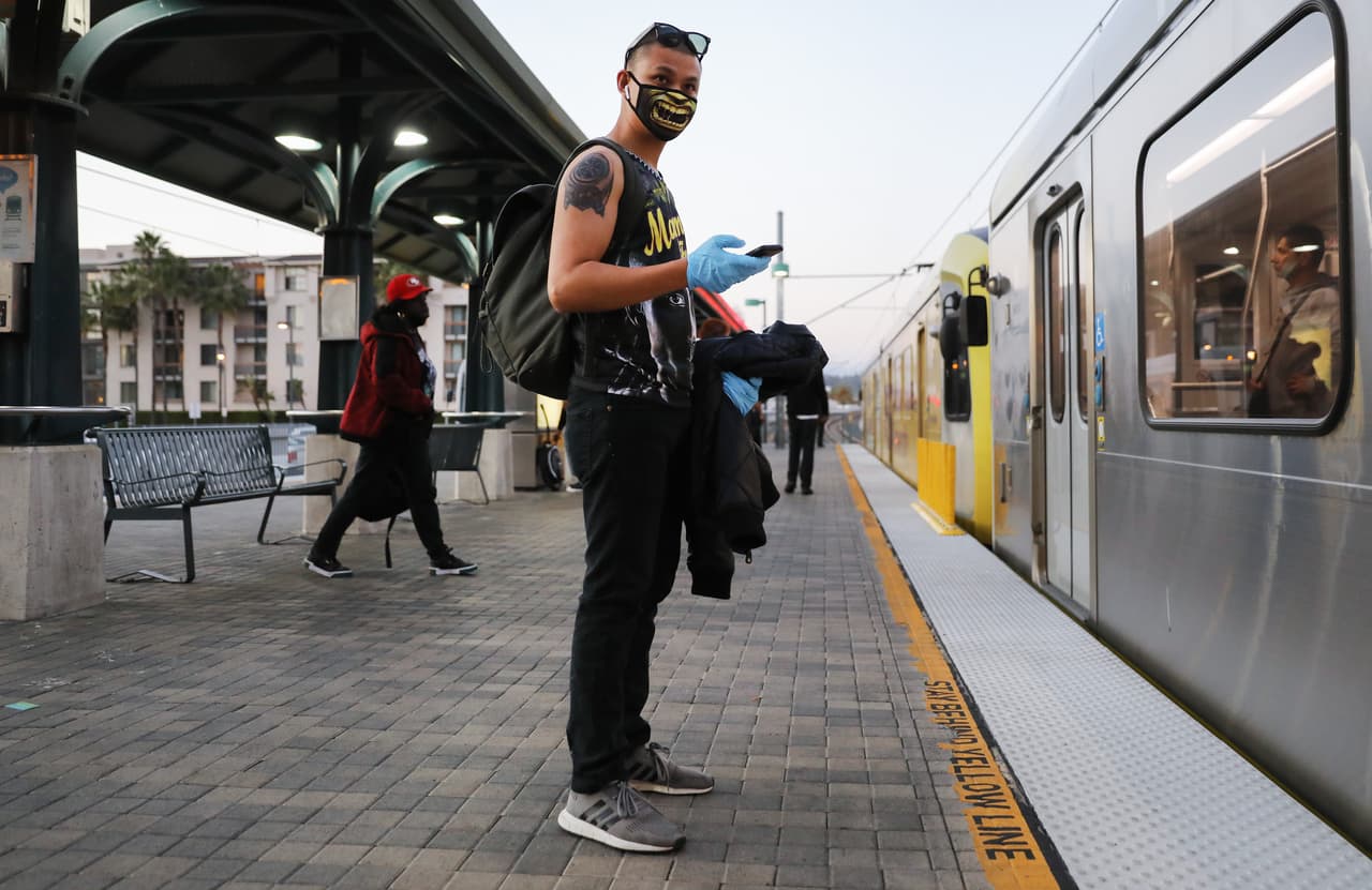 Las mascarillas de tela en lugares públicos, como una medida de protección para no propagar el virus y así evitar que las personas que ya podrían tenerlo y no lo saben "transmitan el virus a los demás".