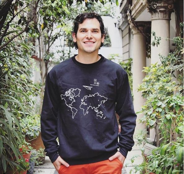 En 2008 también llegó el actor y cantante Alan Estrada, quien nunca había conducido un programa de revista. En 2011 se enfrentó con los fans de Britney Spears, luego de que hiciera comentarios negativos en Hoy sobre las presentaciones de la cantante en México, teniendo incluso que pedir disculpas en vivo.