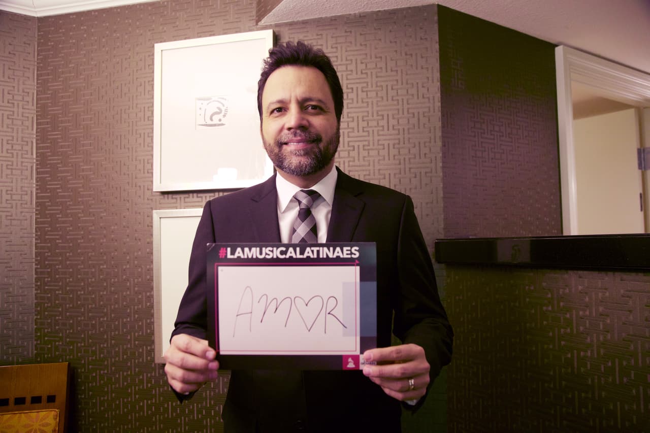 Omar nos recuerda que #LaMusicaLatinaEs AMOR.