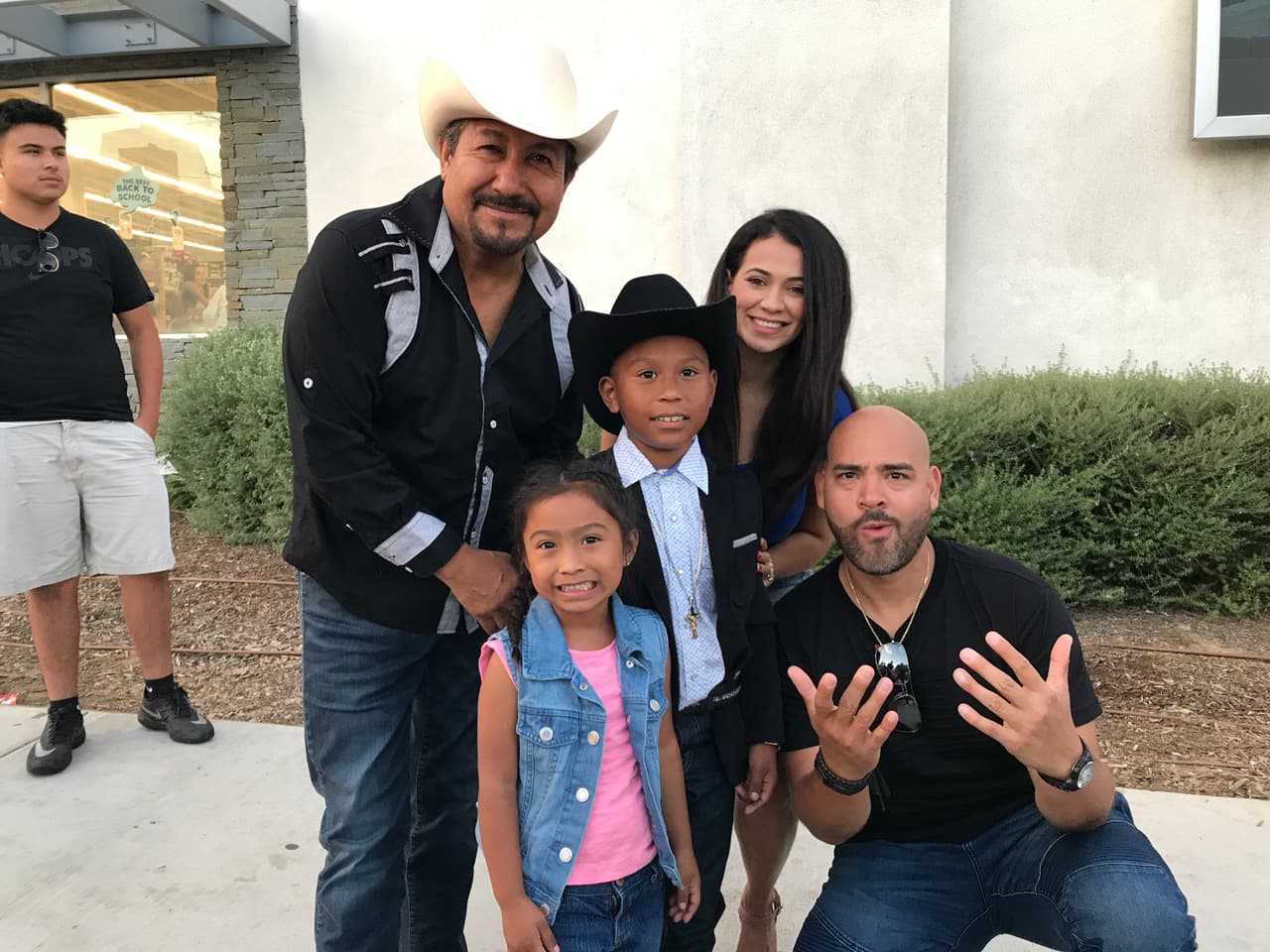 El Bueno, La Mala y El Feo llenaron las calles de seguidores de Christian Nodal para su primer encuentro con sus fans en la ciudad de Los Ángeles.