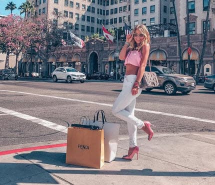 Al ver otra de las imágenes que la rusa compartió desde Los Ángeles, en su cuenta de Instagram, se puede ver que coincide perfectamente con el look de la mujer que viaja junto a Soto en el auto.