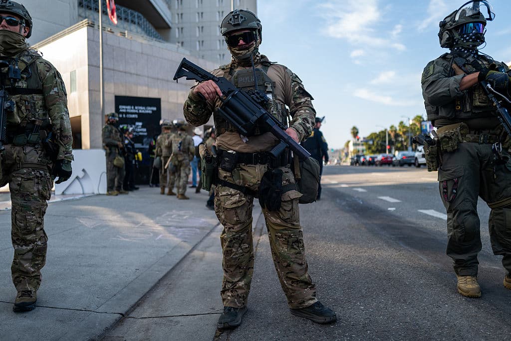 El Proyecto de Ley del Senado 805, una medida de la senadora Sasha Renée Pérez (D-Alhambra) dirigida a oficiales de inmigración que están de civil pero no se identifican, también fue aprobado por la Legislatura estatal el jueves.